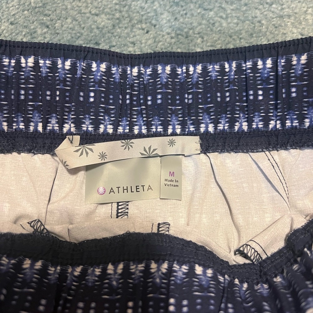 Athleta QuickDry shorts with zippered pocket Medium - Picture 3 of 7